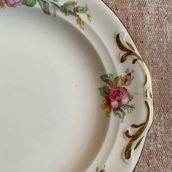 💝 Crown Potteries Co. Small 7-inch Vintage Plate with Rose Pattern - Picture 6 of 9